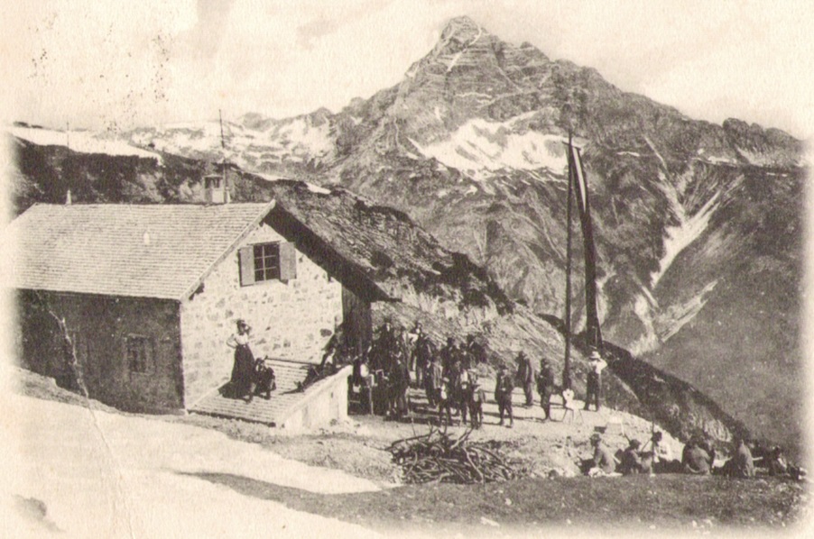 887_Kaufbeurer Haus mit Hochvogel 1905paint.jpg