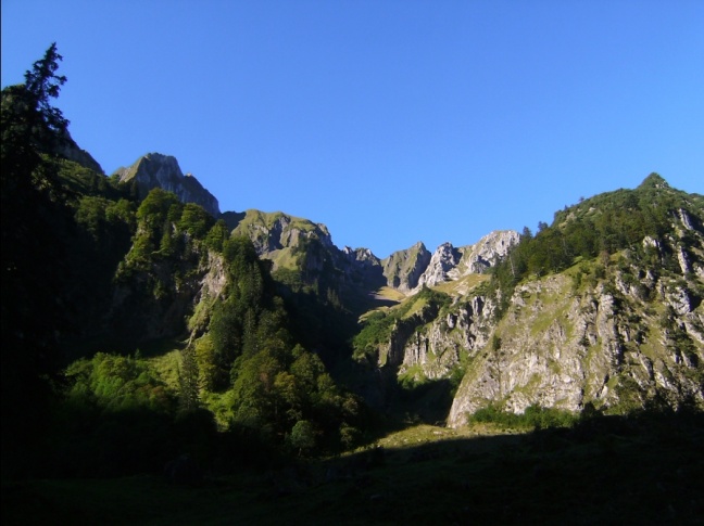 Kl Hoefats Blick in Rauhenhalstobel.jpg