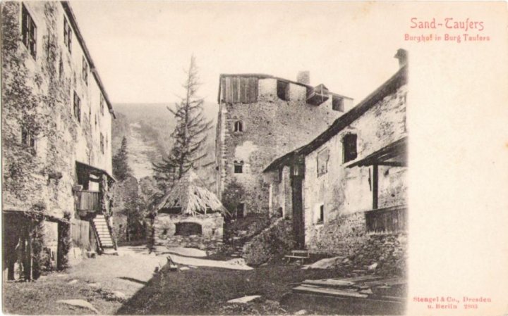 312_Burg Taufers Burghofpaint.jpg