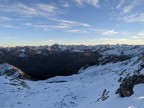 Auf dem kleinen Daumen, Blick nach Süden. In der Bildmitte der Hochvogel
